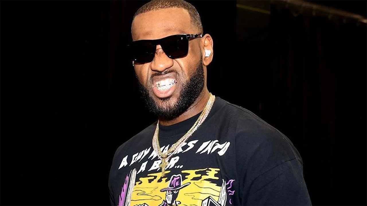 LeBron James condivide una foto su Instagram mentre indossa i nuovi Beats Studio Buds