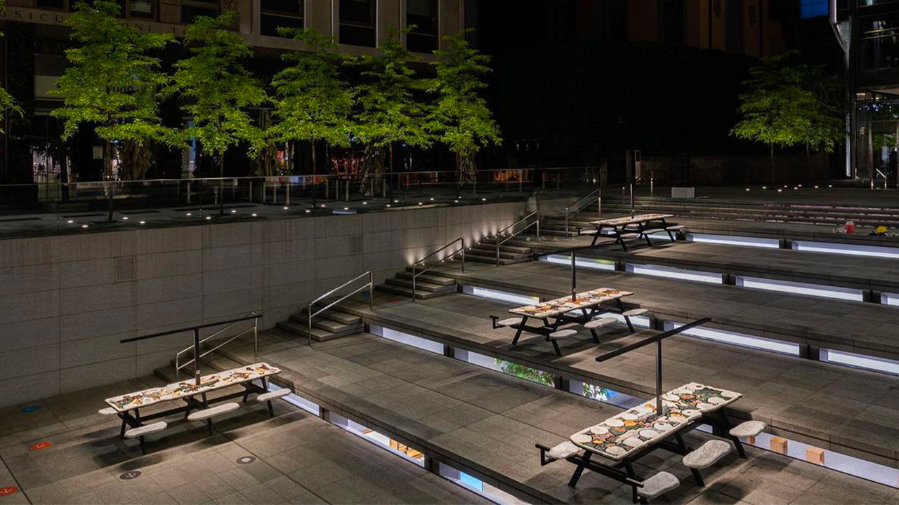 Apple in Piazza Liberty a Milano accoglie l’arte con 4 installazioni creative in marmo