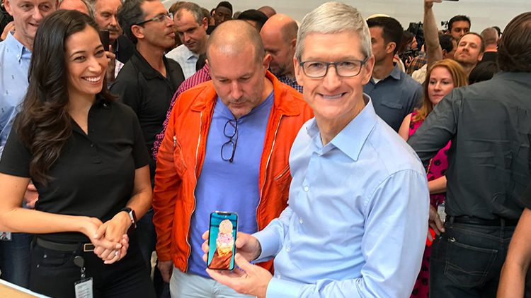iPhone X cade dalla tasca di Tim Cook durante un’intervista ad Oxford