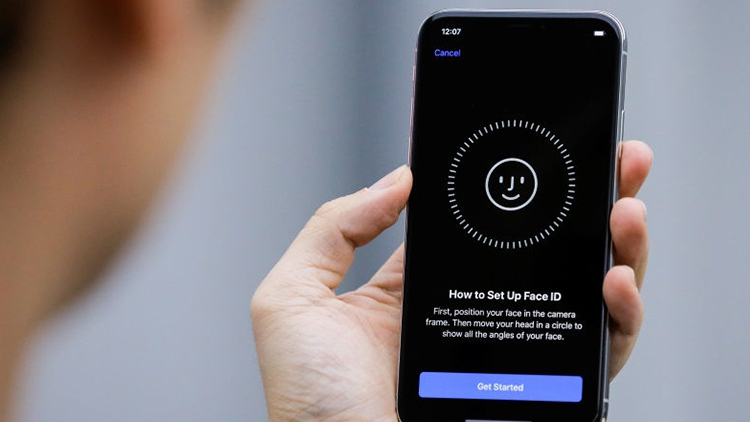 Phil Schiller: «il Face ID è di gran lunga superiore alle tecnologie implementate dai concorrenti»