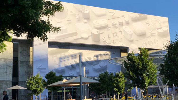 WWDC 2018 LIVE: Ecco le prime immagini dall’estero. Ritiro Badge, spillette e gli altri regali Apple in diretta da San Jose [AGGIORNATO]