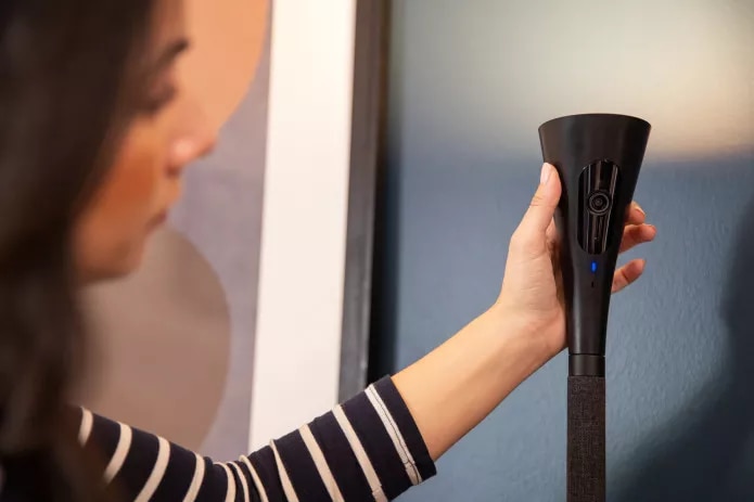 Panasonic HomeHawk Floor: la lampada “spiona” cela una sorpresa smart (foto e video)