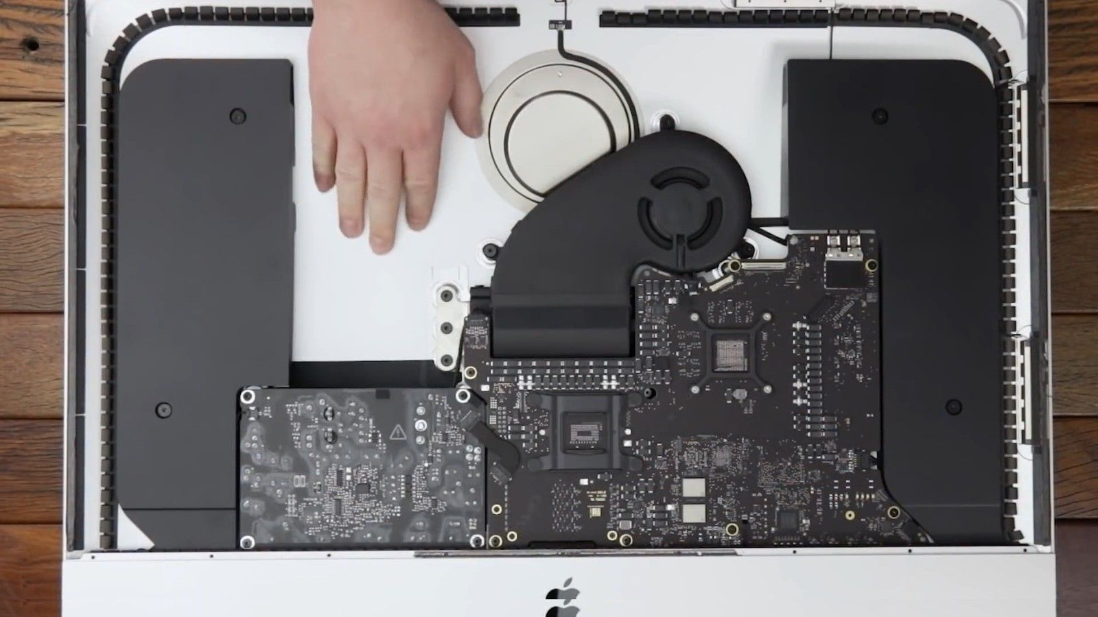 Il primo teardown dell’iMac 27″ rivela alcuni cambiamenti interni [Video]