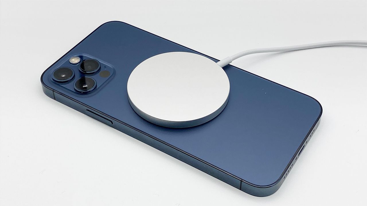 Apple lavora per risolvere il problema della ricarica wireless su iPhone 12