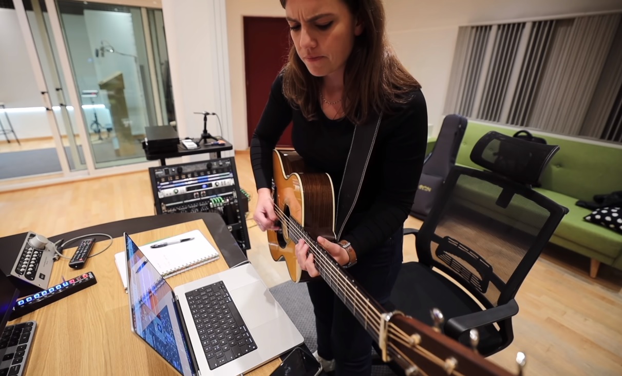 MacBook Pro 2021: un brano musicale registrato solo con i microfoni interni del notebook