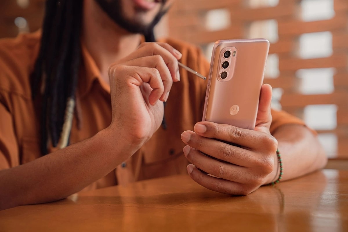 Motorola lancia moto G Stylus (2022): un medio-gamma per la produttività