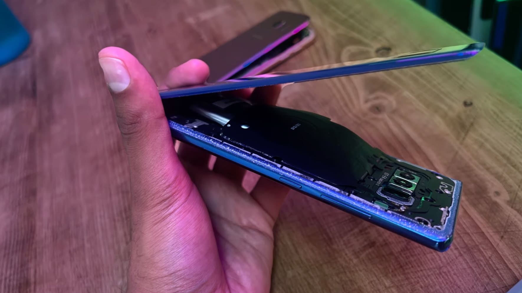 Sembra esserci un problema di “rigonfiamento” nelle batterie dei vecchi Samsung