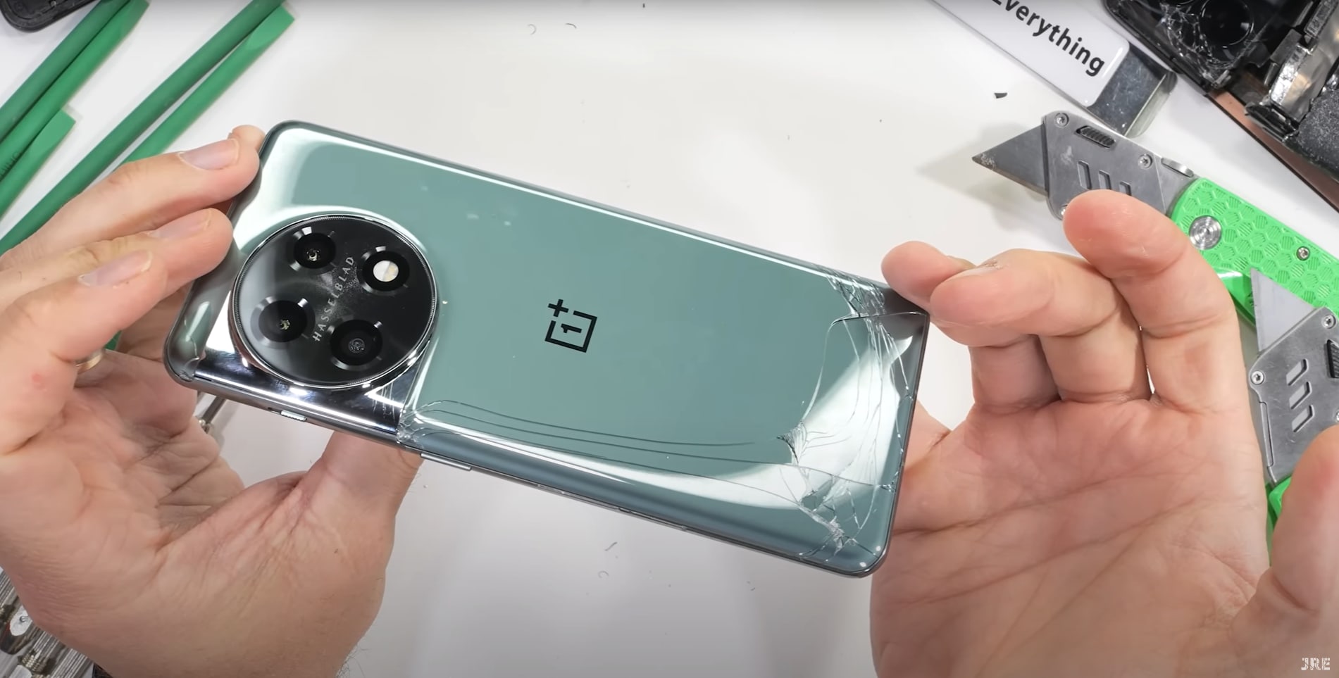 Test di resistenza per OnePlus 11: non provate a piegarlo