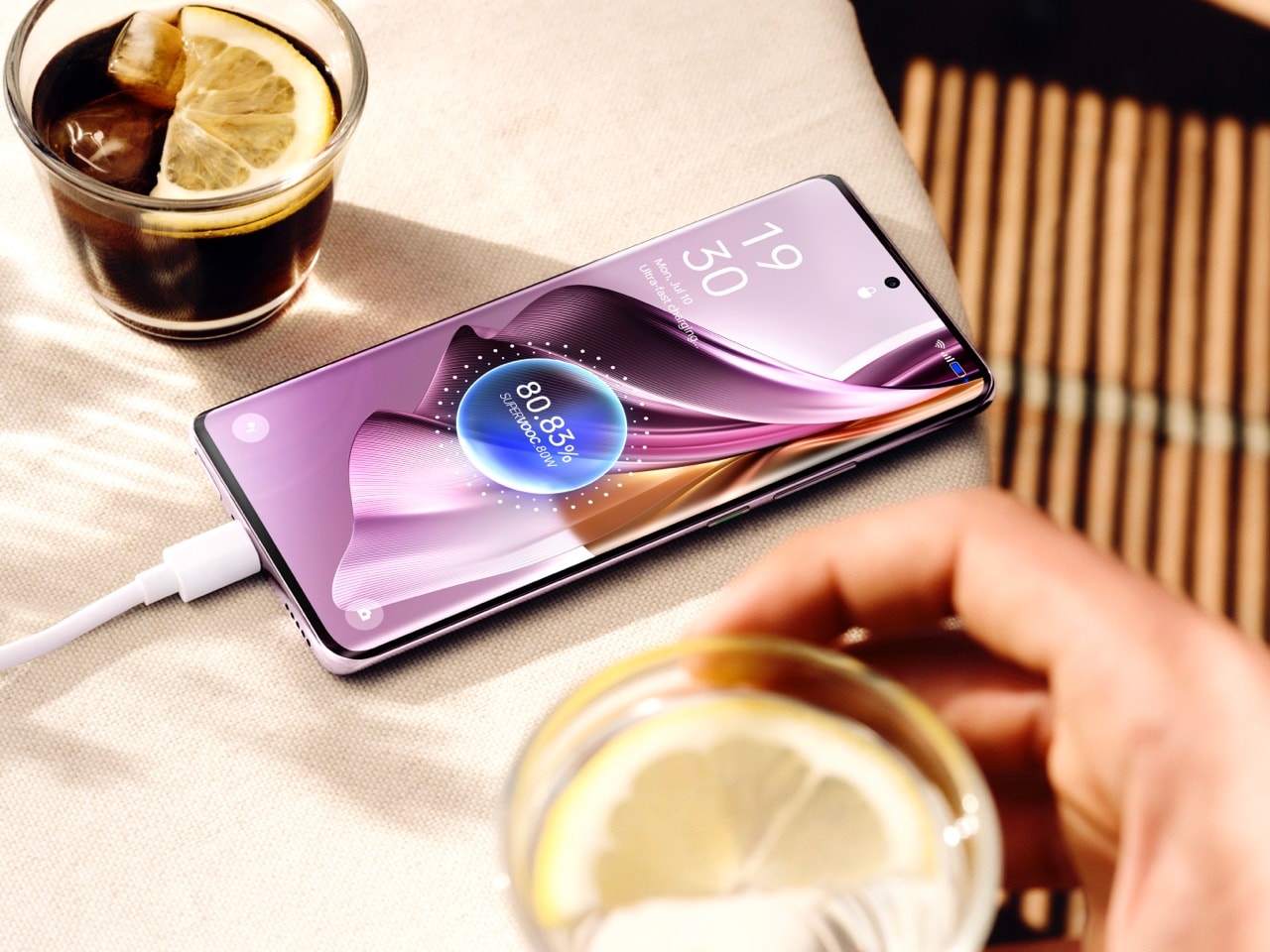 OPPO Reno 10 e 10 Pro in Italia: il prezzo scende e la promo di lancio è un cesto di Natale