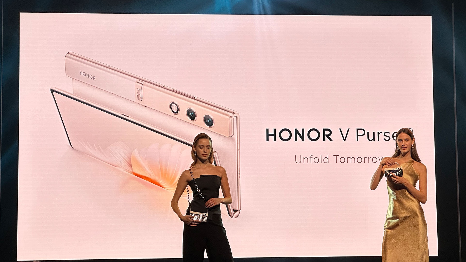 Honor V Purse è il primo smartphone pieghevole che… si indossa!