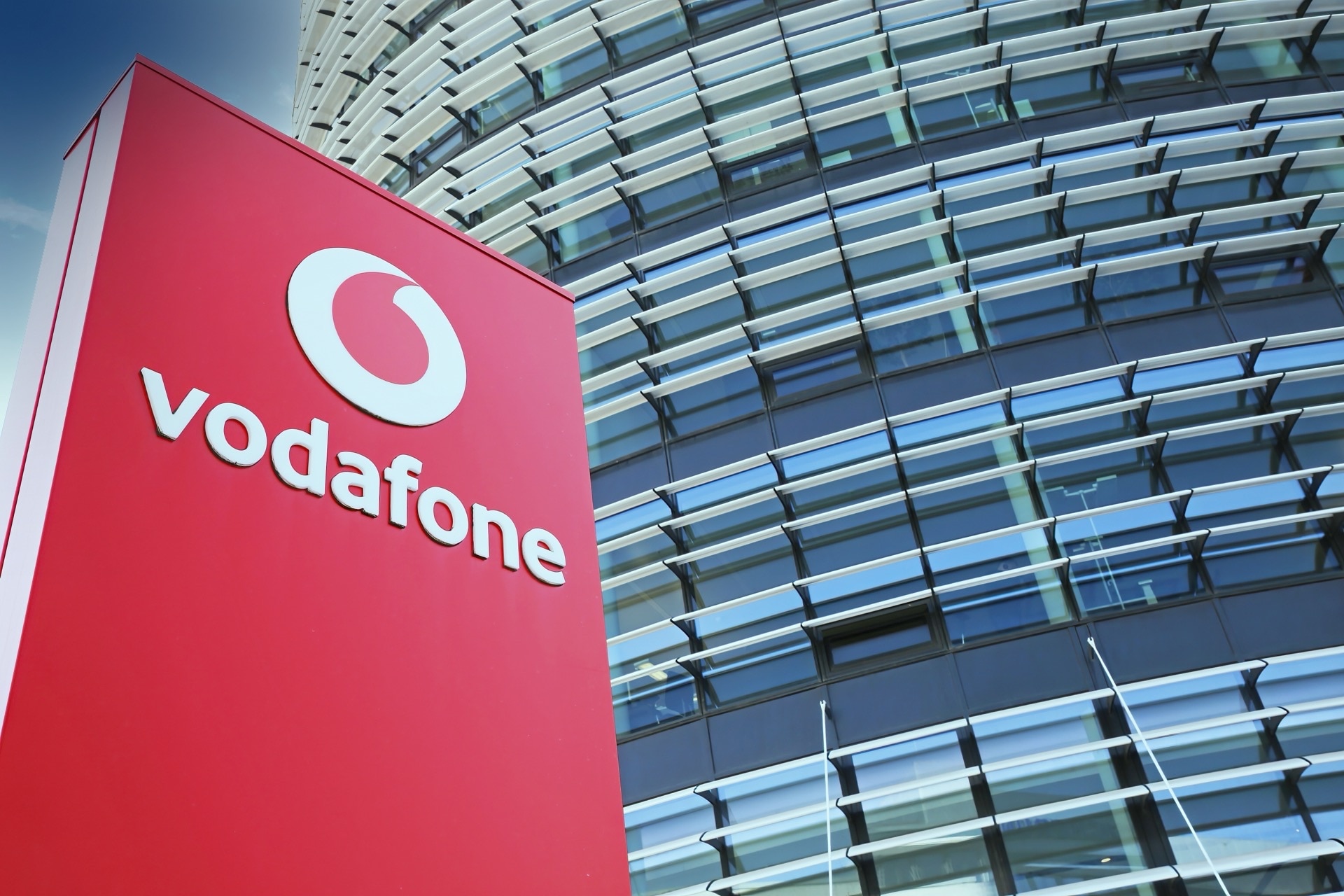 Vodafone Italia in vendita? Le reti andrebbero a Fastweb, i clienti a Iliad
