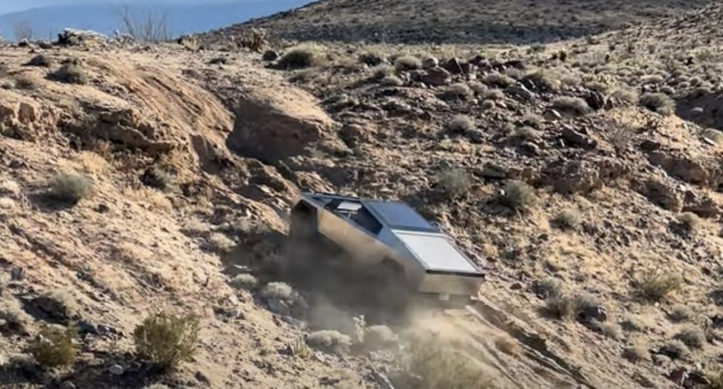 Il Cybertruck è in grado di affrontare anche il fuoristrada impegnativo, dopotutto