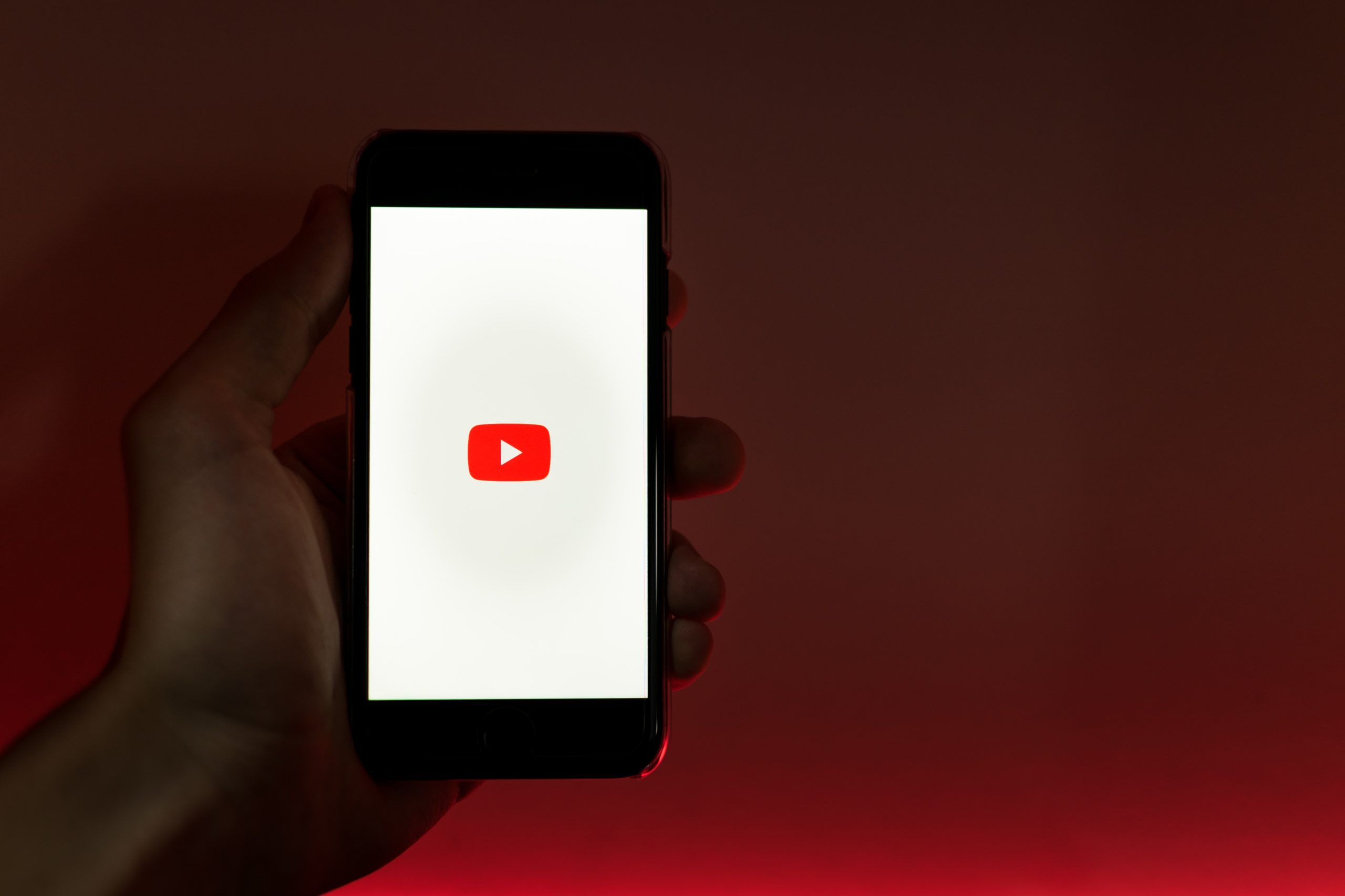 YouTube e il feed a colori: la curiosa novità in fase di test