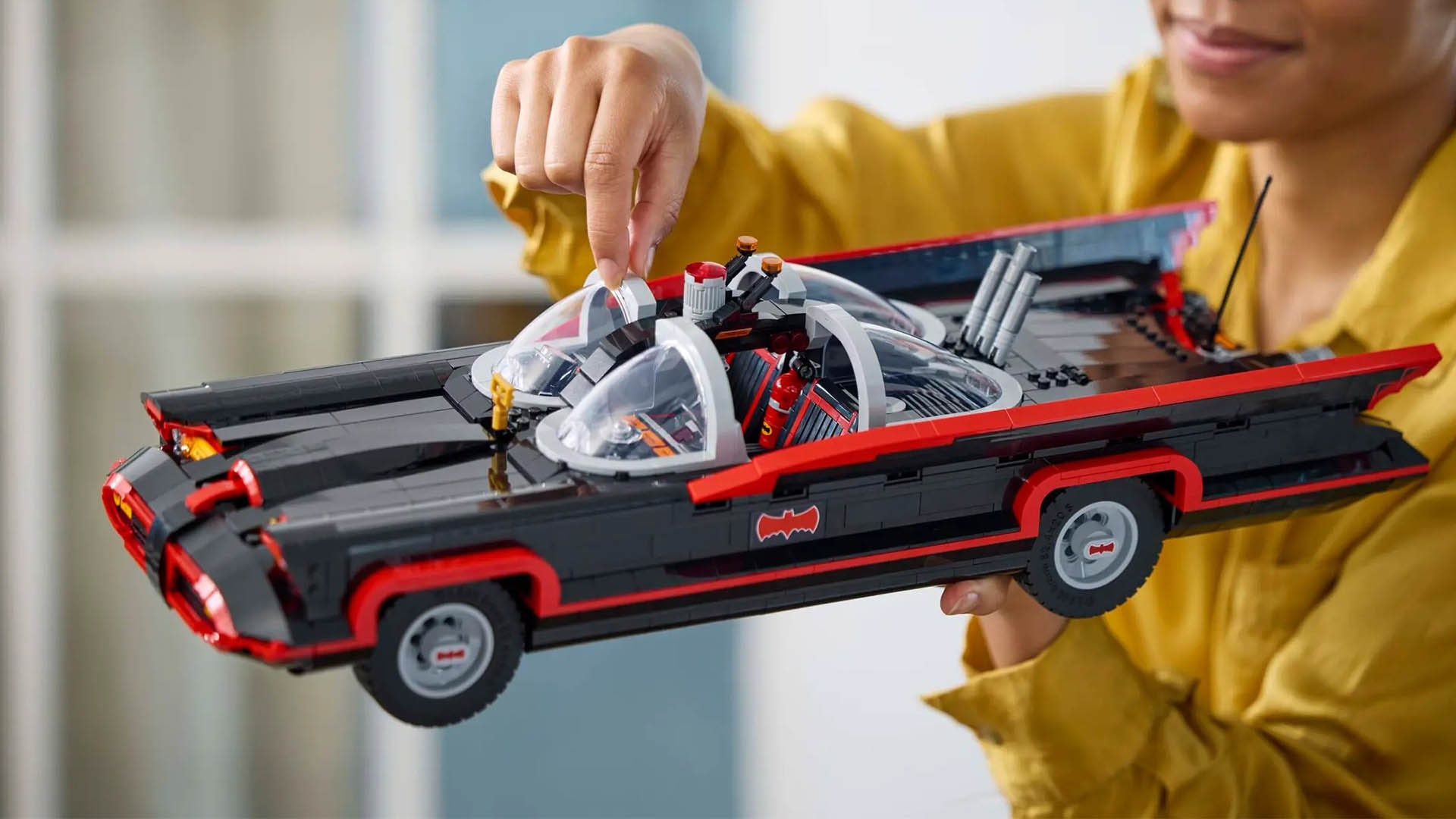 LEGO Batman: Batmobile Classic TV Series. Il set imperdibile per chi pensa che Batman debba avere la calzamaglia, non l’armatura