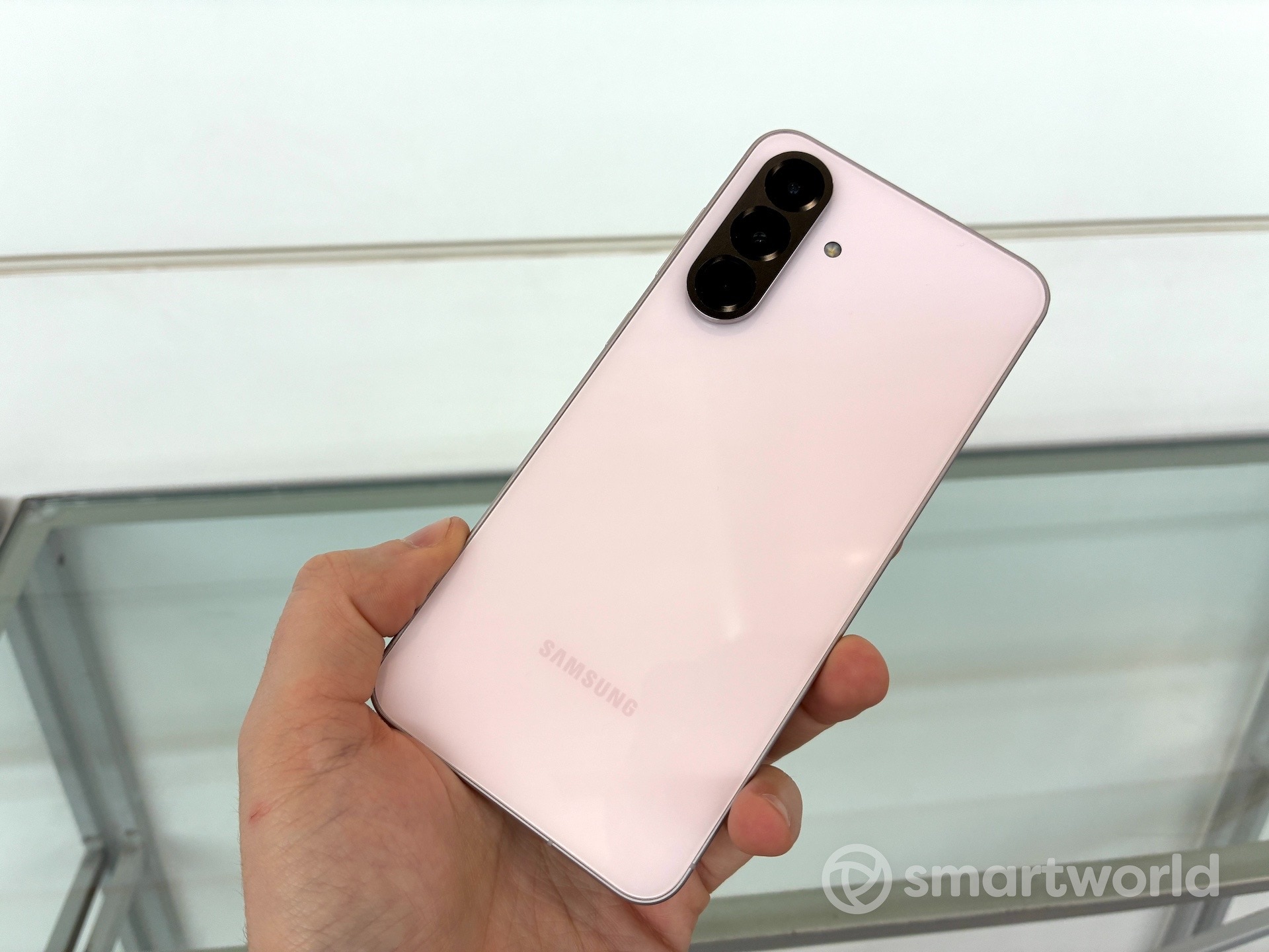 Samsung Galaxy A56: prime impressioni e differenze con Galaxy A55