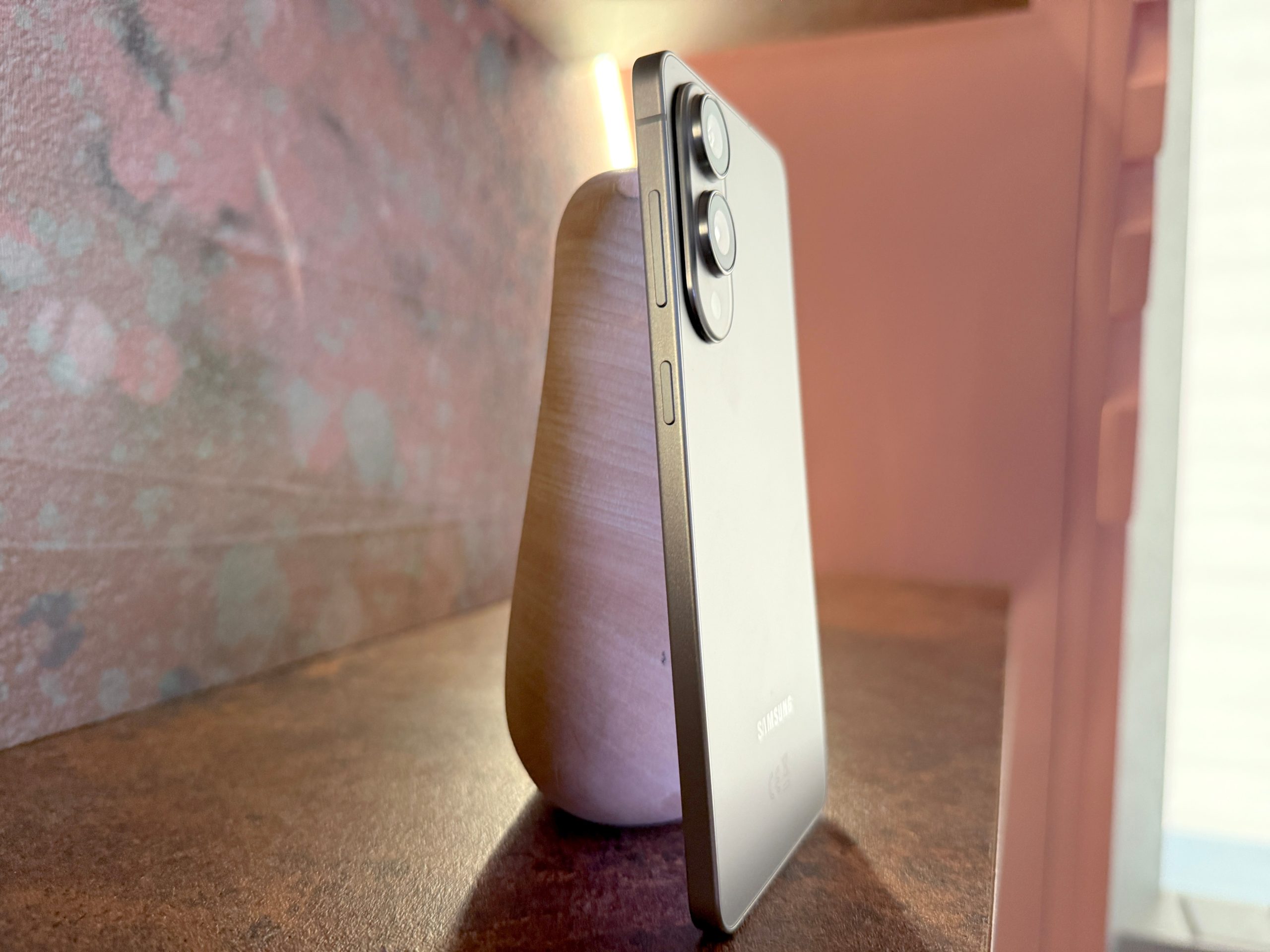 Il Samsung Galaxy più sottile di sempre stupisce tutti nei test di resistenza!